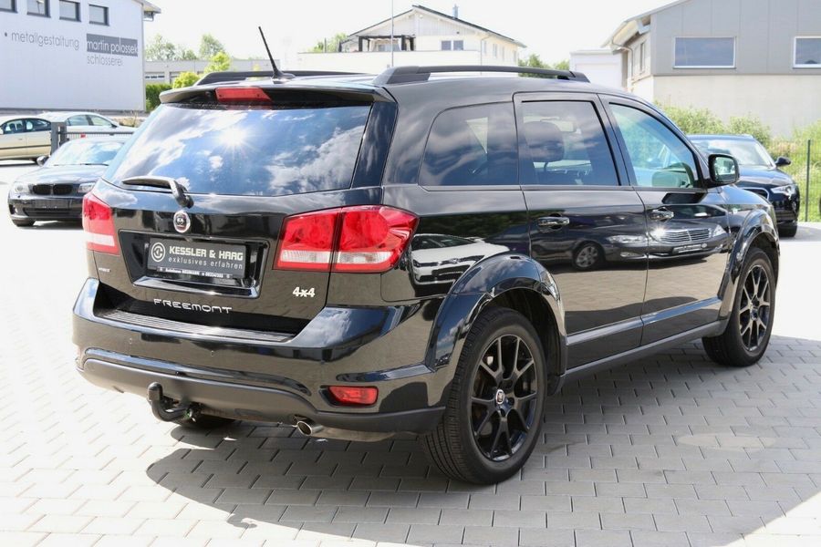 Fiat Freemont 2.0 Black Code AWD 7Sitze Voll Used vehicle 0 € - 377