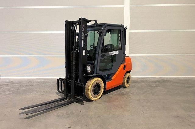 Gabelstapler Gebraucht kaufen – Toyota 02-8FGF25 mit Gas in Österreich