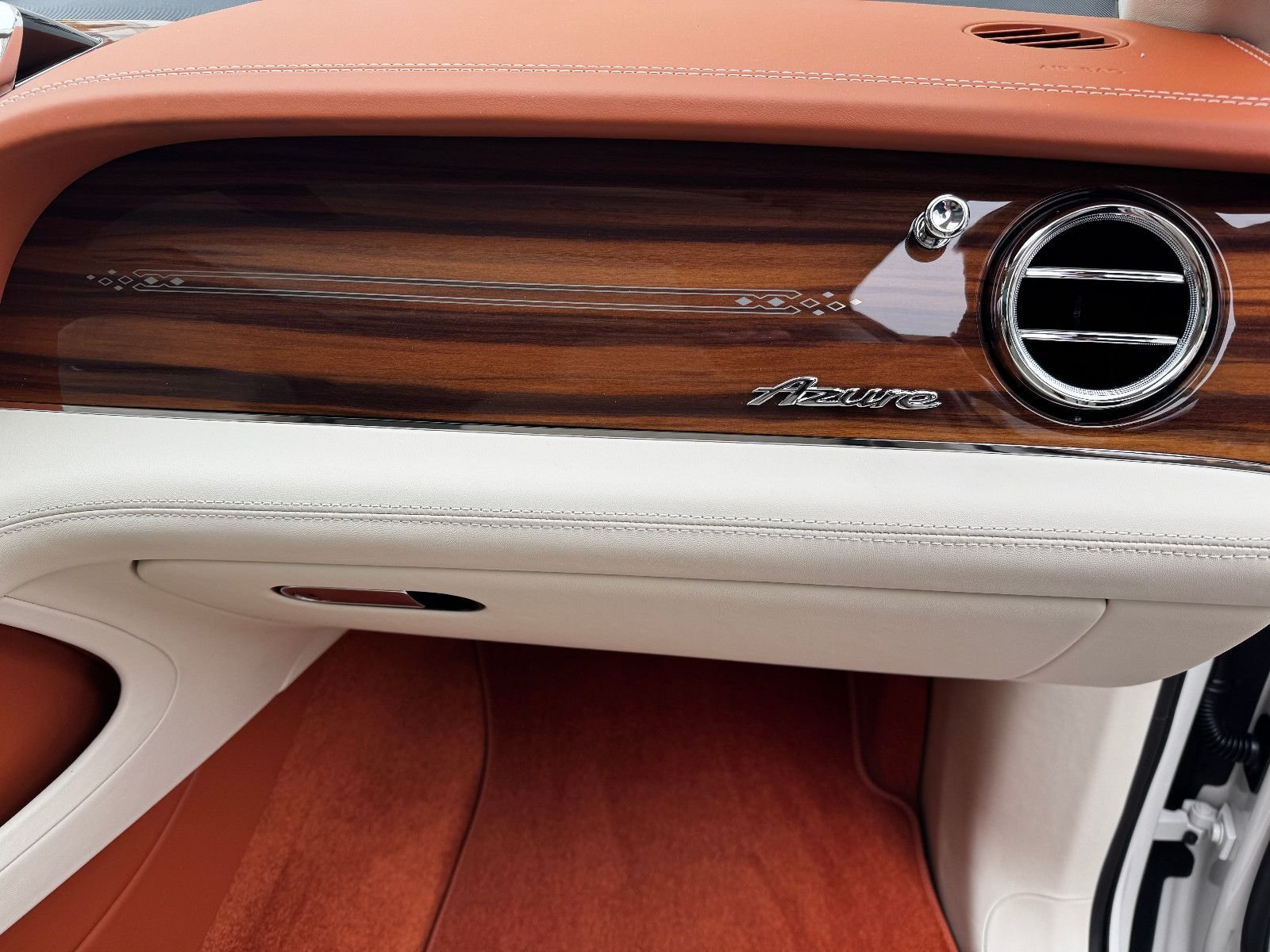 Bentley Bentayga V8 EWB Azure MY 25 – Bild 24