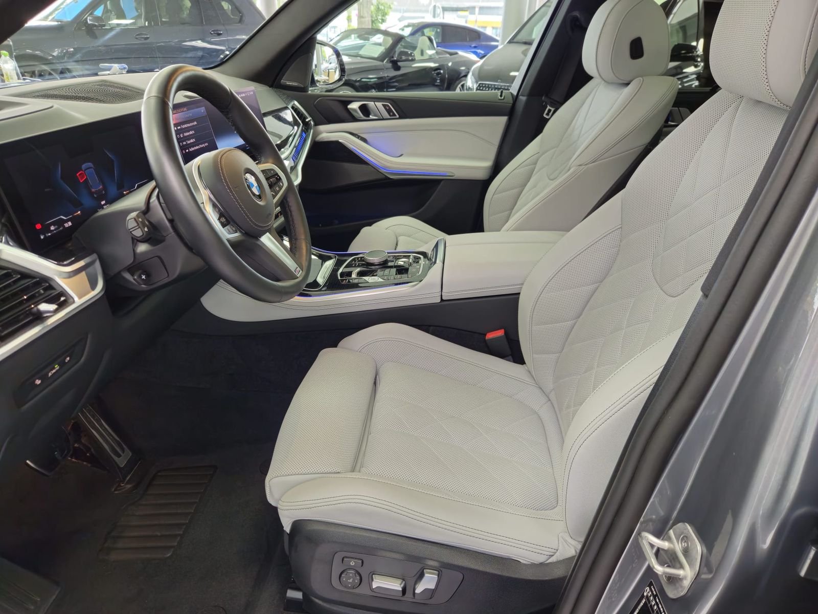 BMW X5 xD40i M Sport*PANO*SOFT*STHZG*7-SITZ*AHK*360° – Bild 12