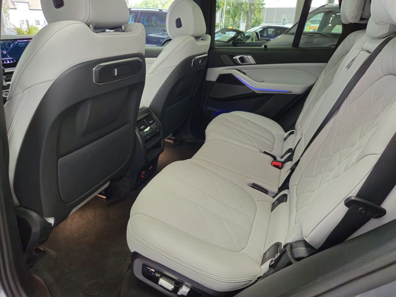 BMW X5 xD40i M Sport*PANO*SOFT*STHZG*7-SITZ*AHK*360° – Bild 13
