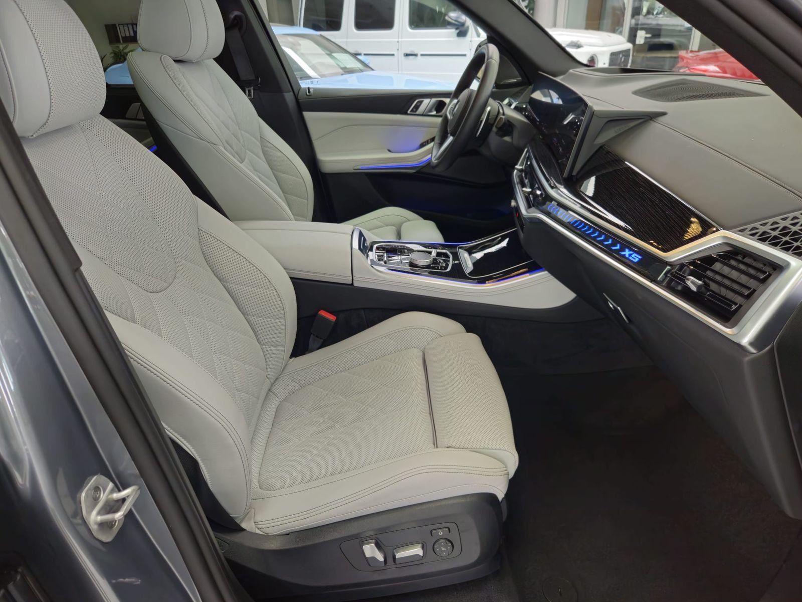 BMW X5 xD40i M Sport*PANO*SOFT*STHZG*7-SITZ*AHK*360° – Bild 20