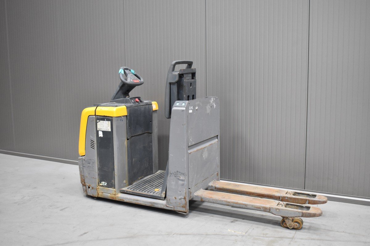 Gabelstapler Gebraucht kaufen – Jungheinrich ECE 220 HP mit Elektro in Schweiz