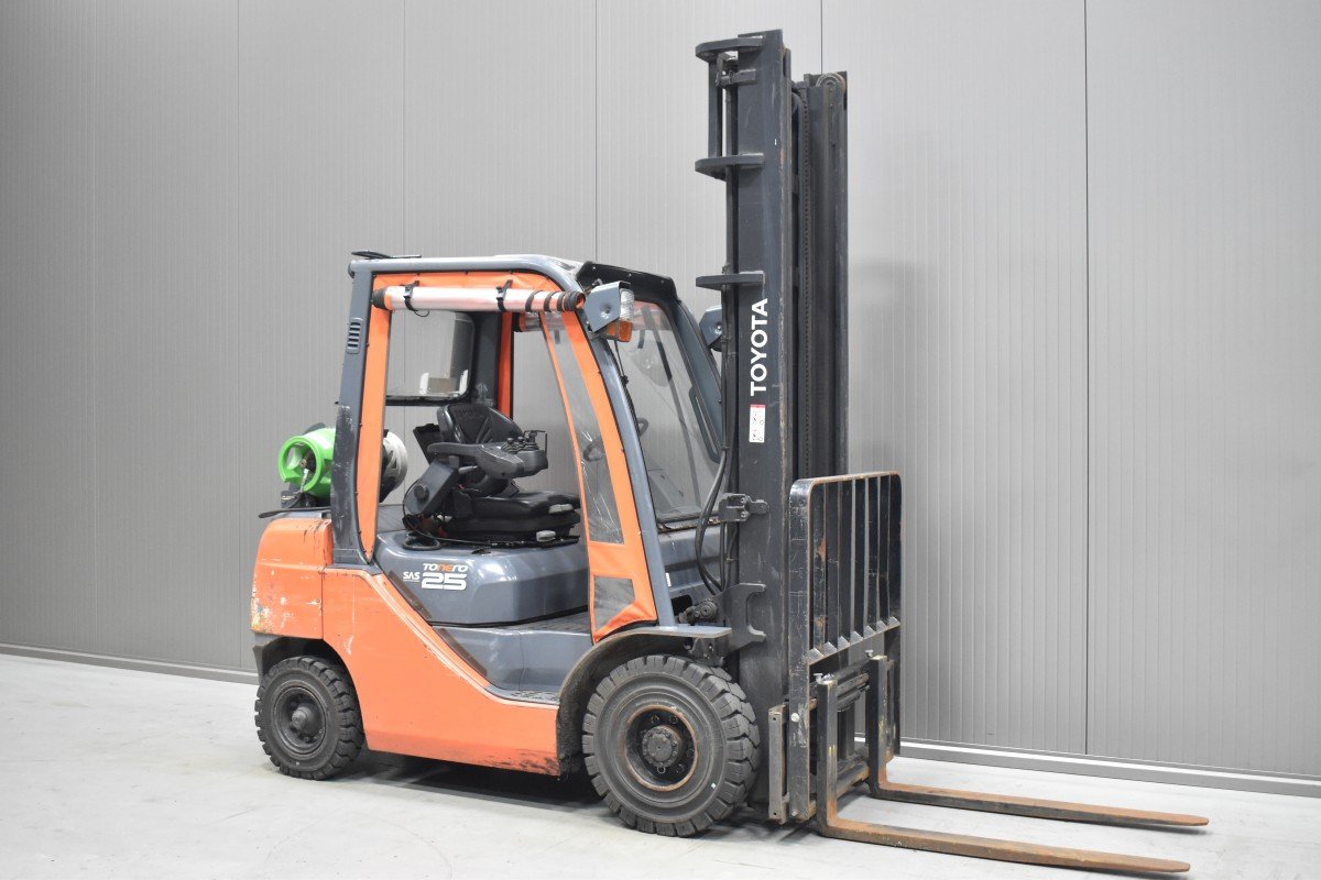 Gabelstapler Gebraucht kaufen – Toyota 02-8FGF25 mit Gas in Österreich