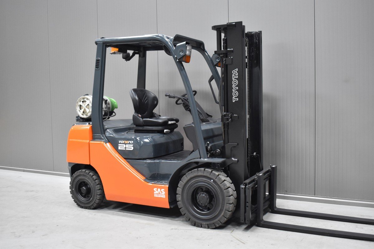 Gabelstapler Gebraucht kaufen – Toyota 02-8FGF25 mit Gas in Österreich