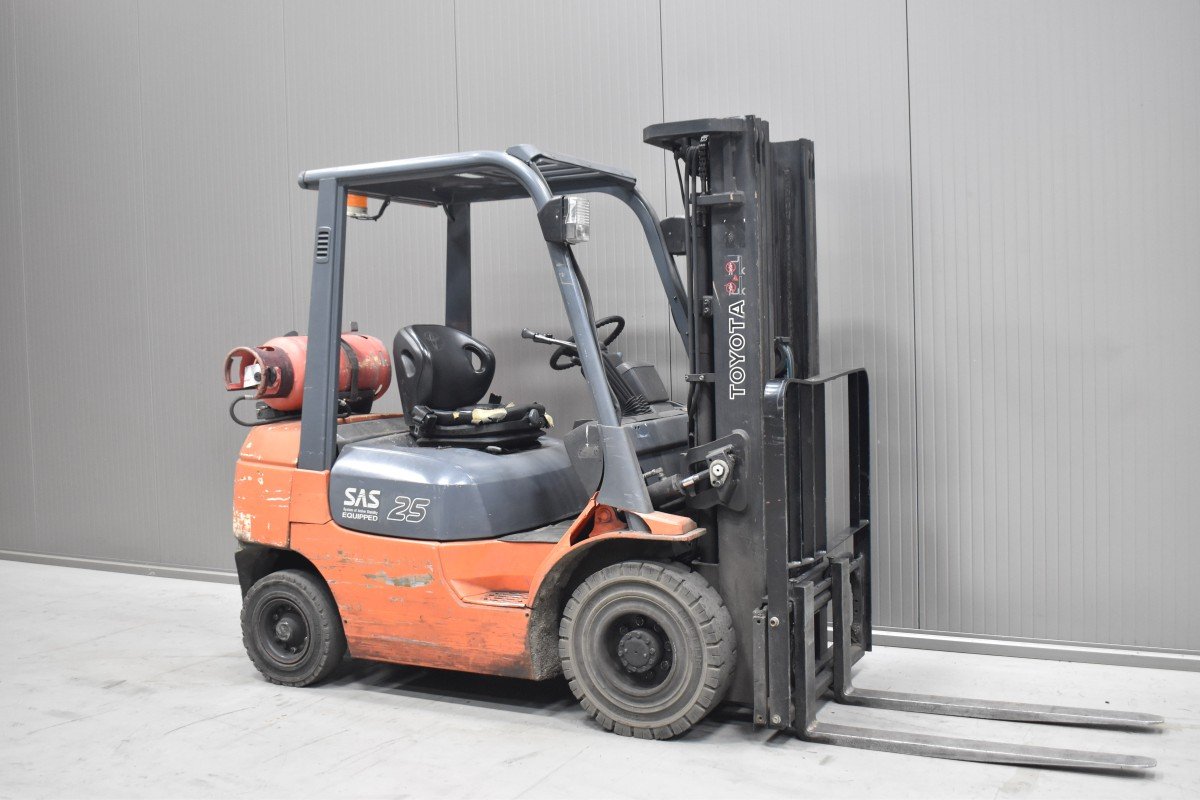 Gabelstapler Gebraucht kaufen – Toyota 42-7FGF25 mit Gas in Österreich