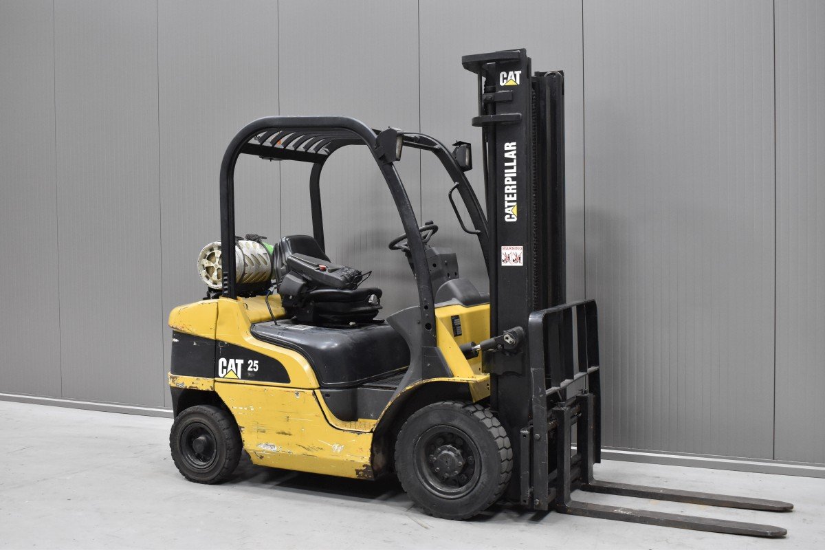 Gabelstapler Gebraucht kaufen – Caterpillar GP 25 N mit Gas in Österreich