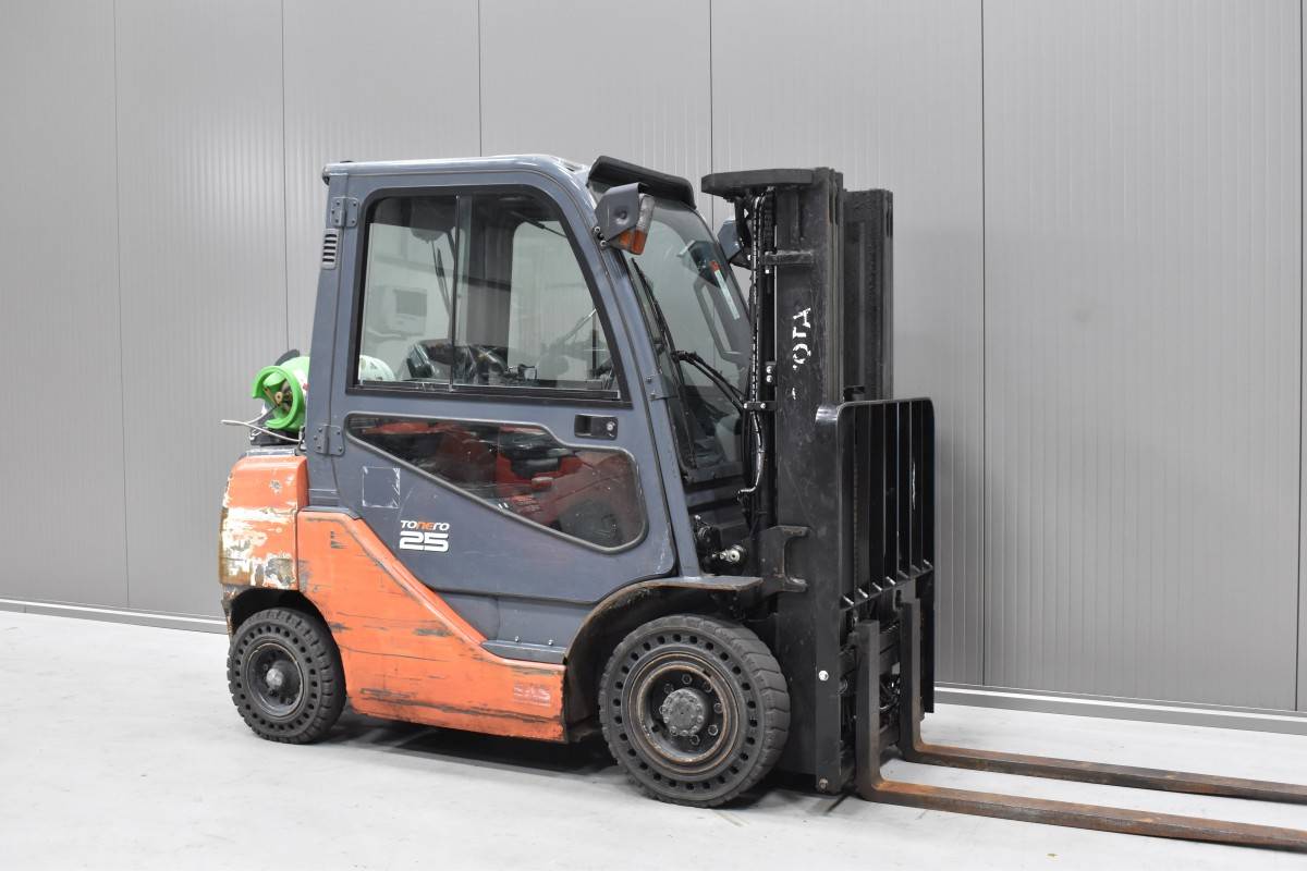 Gabelstapler Gebraucht kaufen – Toyota 02-8FGF25 mit Gas in Deutschland
