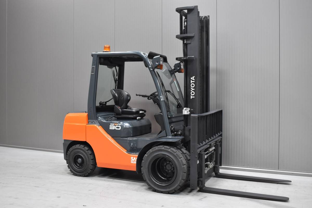 Gabelstapler Gebraucht kaufen – Toyota 02-8FDF30 mit Diesel in Deutschland
