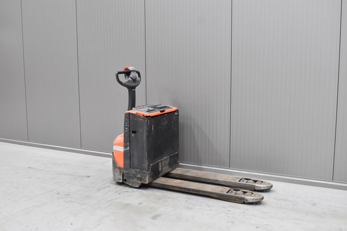 Gabelstapler Gebraucht kaufen – Toyota LWE200 mit Elektro in Schweiz