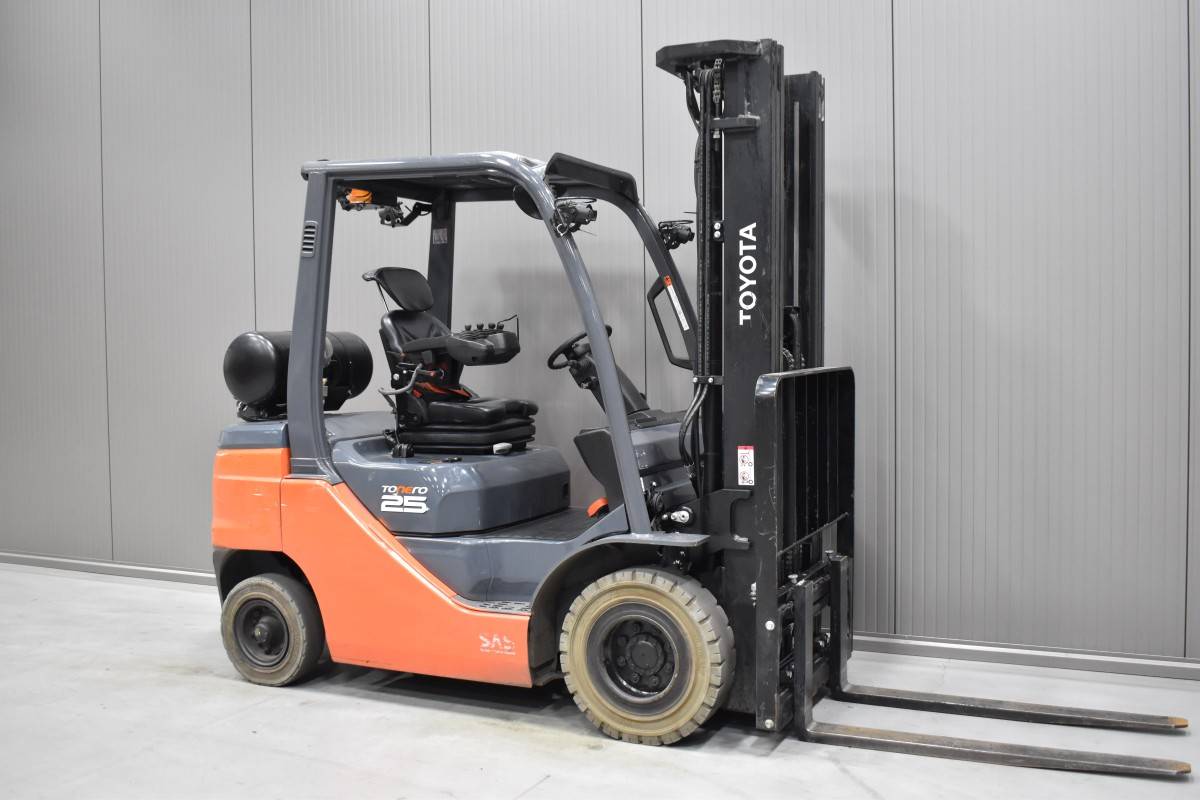 Gabelstapler Gebraucht kaufen – Toyota 02-8FGF25 mit Gas in Deutschland
