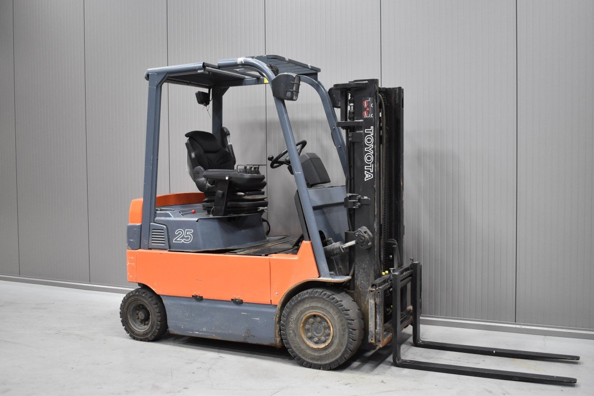 Gabelstapler Gebraucht kaufen – Toyota 7FBMF25 mit Elektro in Österreich
