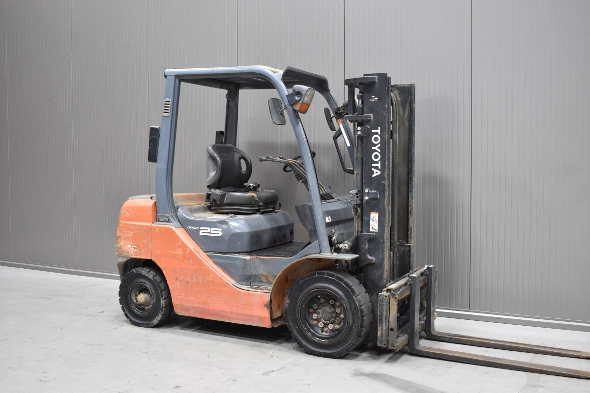 Gabelstapler Gebraucht kaufen – Toyota 02-8FDL25 mit Diesel in Österreich
