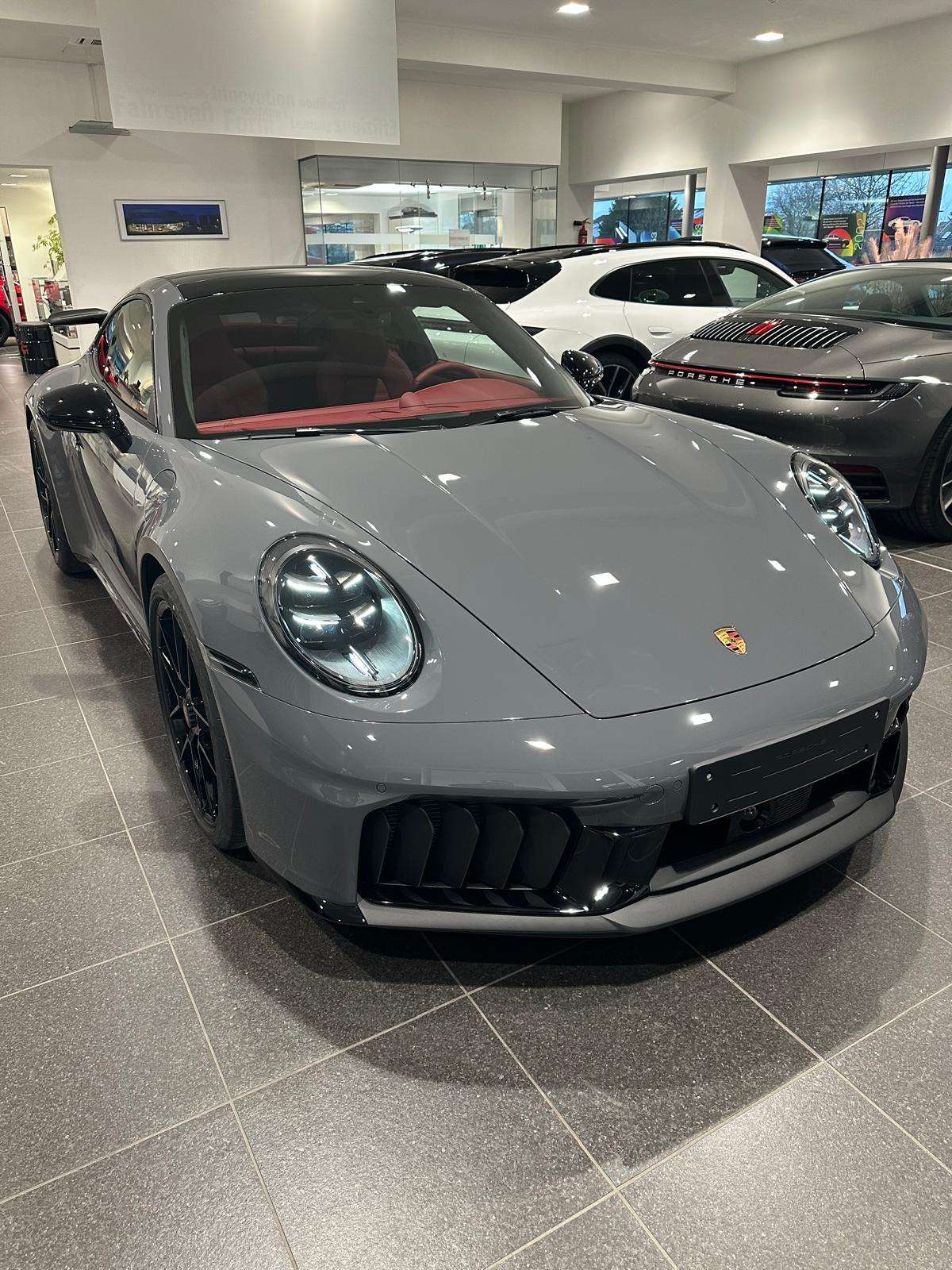 Porsche 911 Carrera 4 GTS
