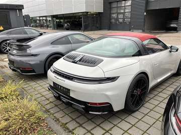 Porsche 911 Carrera 4 GTS – image 10