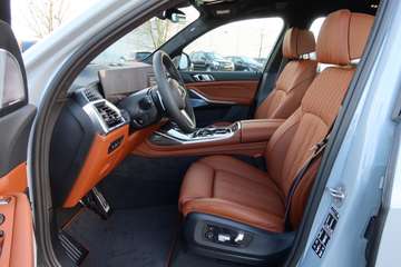 BMW X7 xDrive 40d M-Sport#KRISTAL#B&W#SKY# – Bild 11