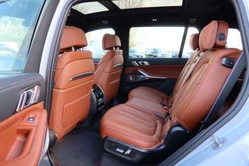 BMW X7 xDrive 40d M-Sport#KRISTAL#B&W#SKY# – Bild 12